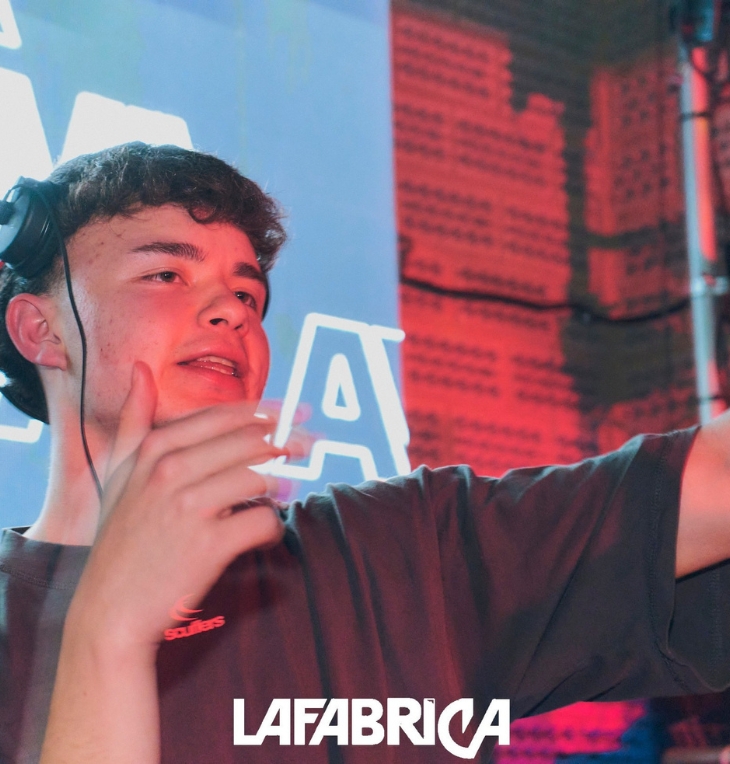 DJ actuando en la cabina de La Fábrica