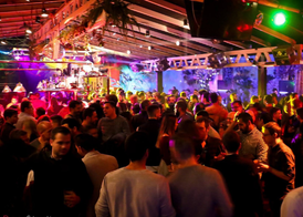 Público bailando en Sala Duna de La Fábrica Gandia