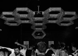 Sala La Black de La Fábrica Gandia con público y decoración geométrica